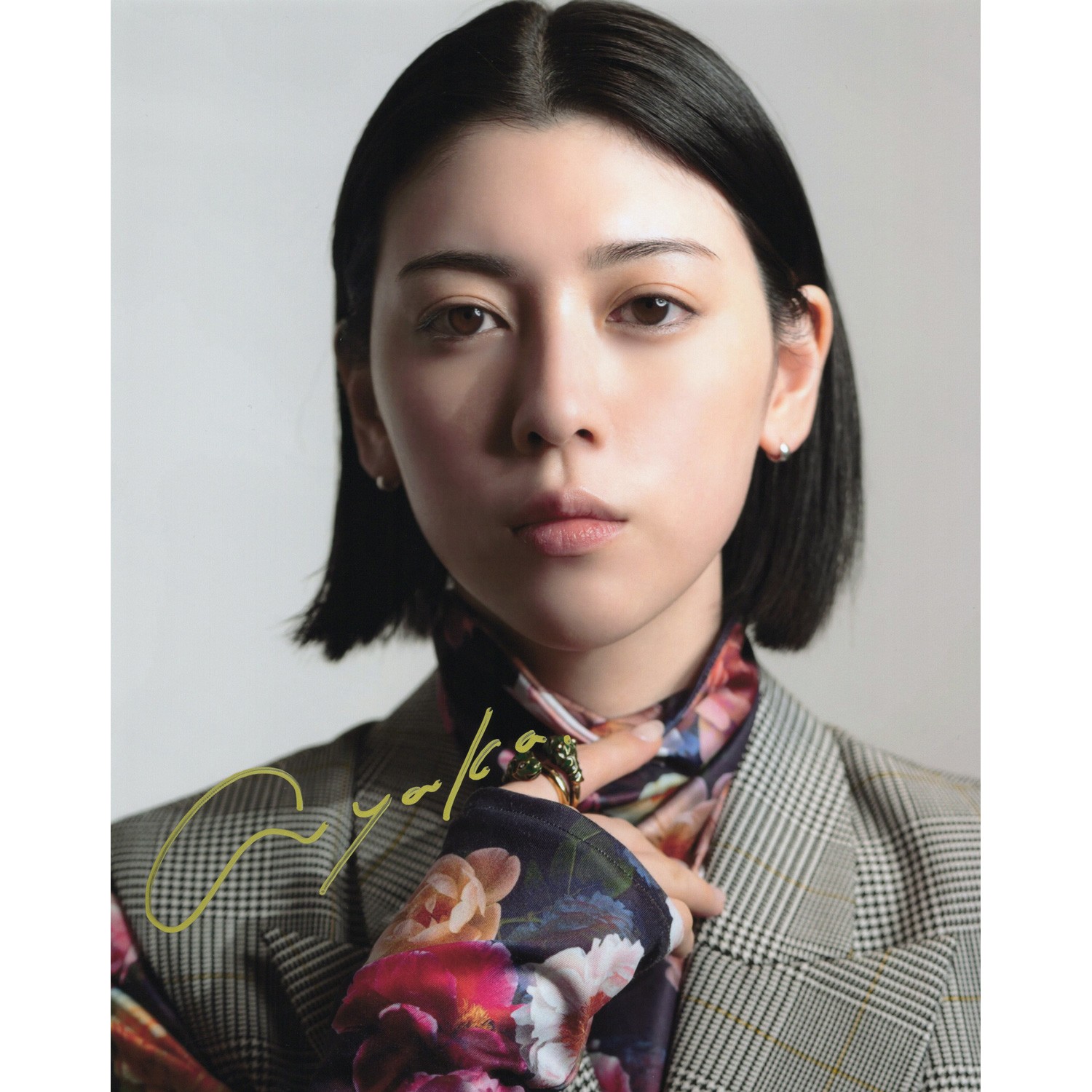 【証拠写真あり】三吉彩花直筆サイン入り写真 評価カード付き 一瞬認証書付き 三吉彩花 写真集 わたし 初版 直筆サイン入り - メルカリ
